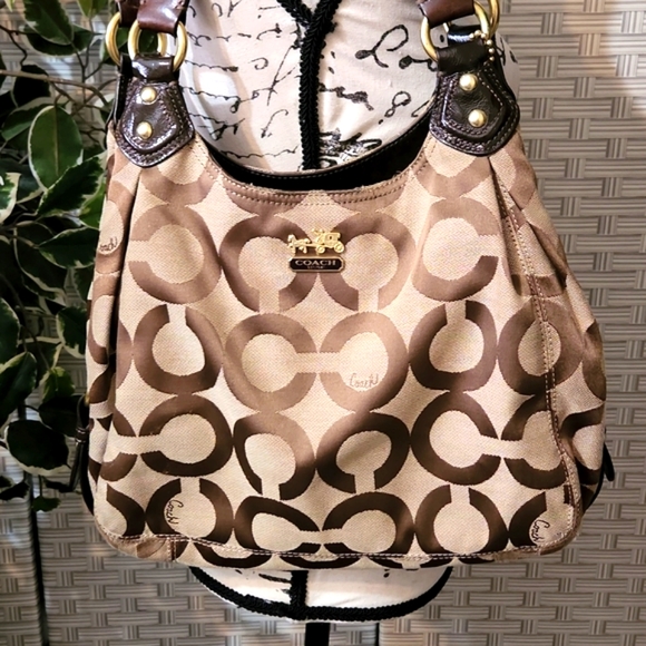 Coach Madison Maggy Shoulder Bag Witj Gold Hardware - Picture 1 of 13